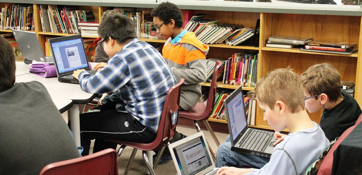 Schüler lernen an Laptops.