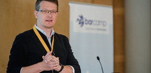 Mario Wiedemann bei der Moderation des Baracamps