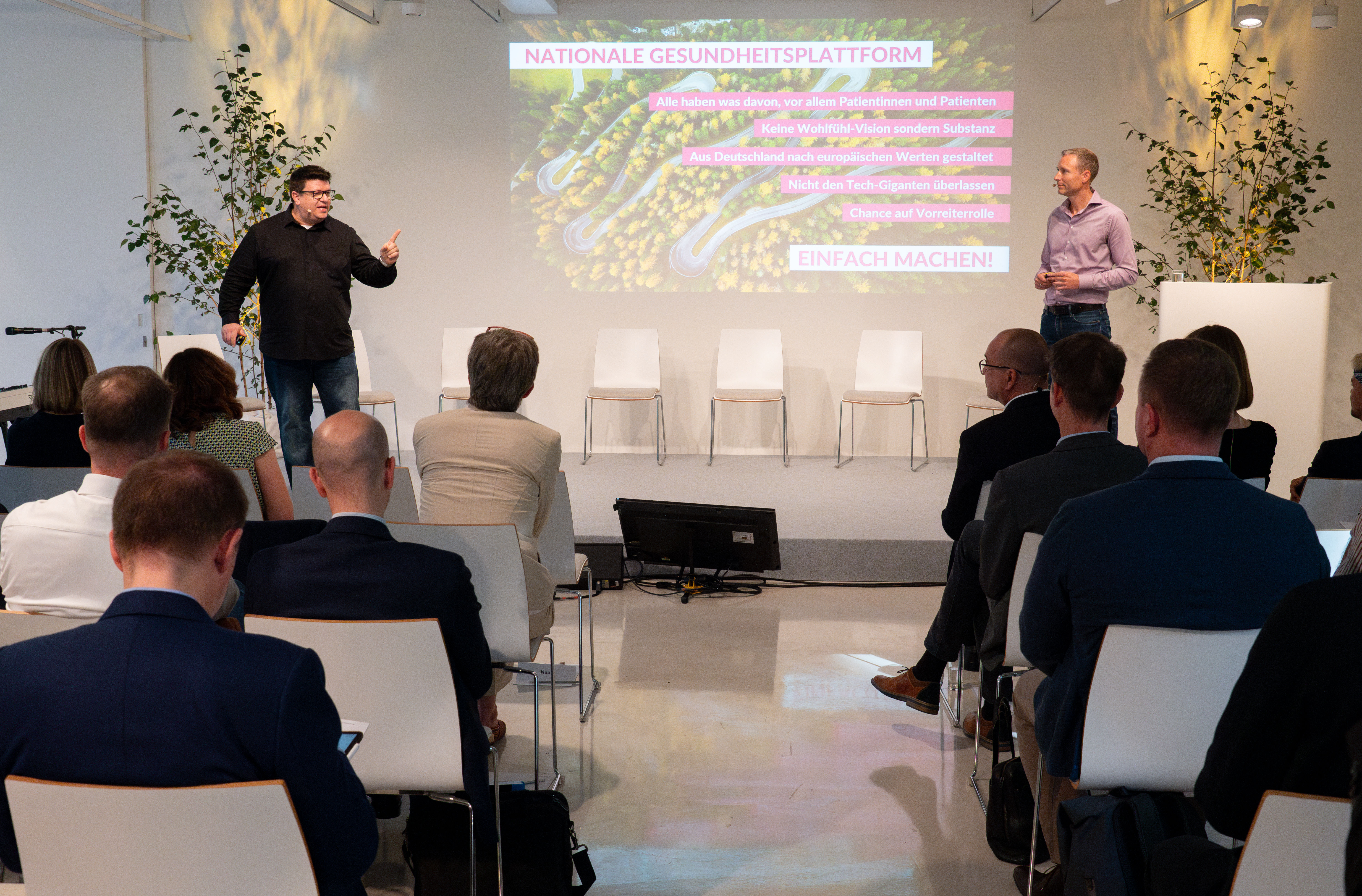 Marcus Trapp und Matthias Naab erläutern die Vorteile digitaler Ökosysteme.
